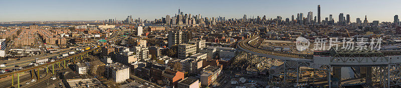 布鲁克林全景与高架高速公路- bqe，与交通在它，火车站，高架地铁。远观曼哈顿和泽西城，新泽西州，在鹅卵石山和卡罗尔花园住宅区。超大缝制全景图。